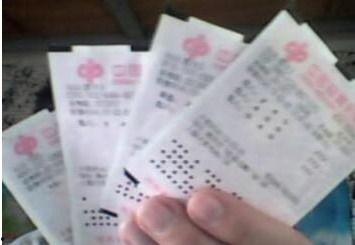 我中奖后男友偷错彩票,男友误偷彩票的尴尬喜剧